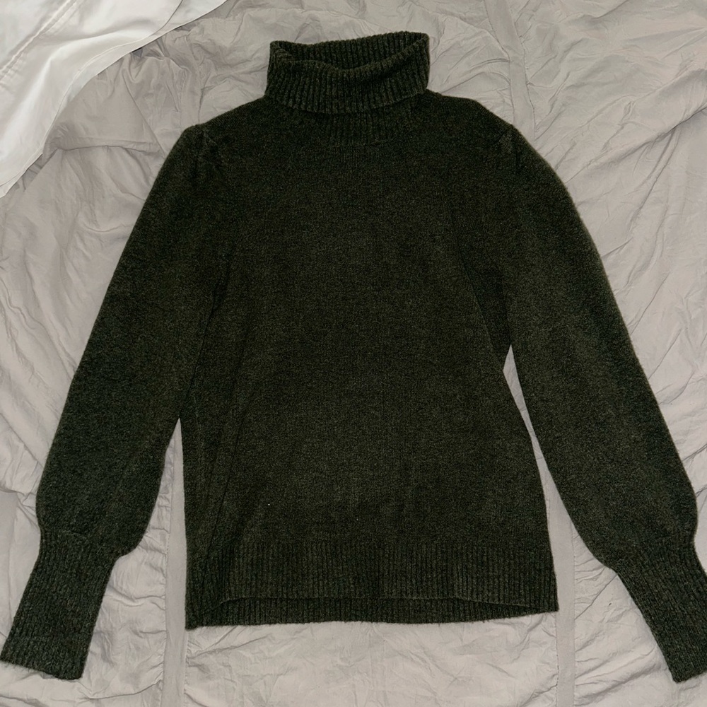 Green knit turtle neck sweater.